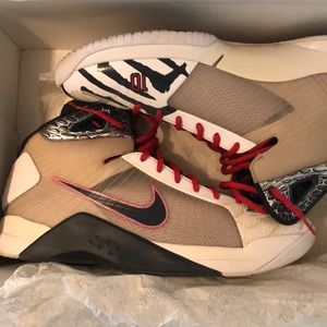 KOBE NIKE HYPERDUNK SUPREME: Laser Mamba Edition